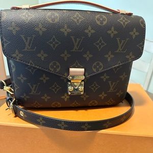 Louis Vuitton cross body Bag